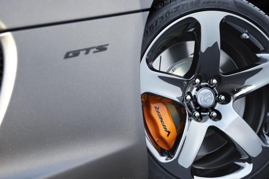 Детали экстерьера SRT Viper GTS Carbon Special Package 2014 года  (фото 4 из 8)